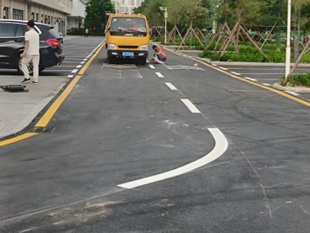南通小区弯道划线