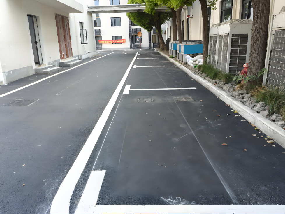 园区道路画车位线